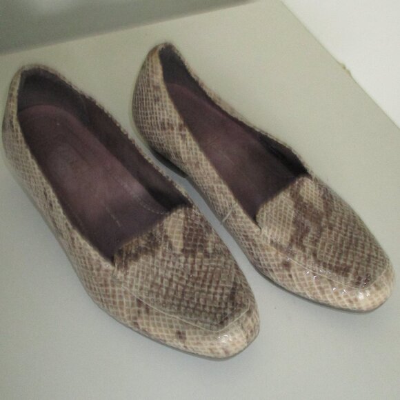 Clarks Everyday Womens Beige Faux Snakeskin Leather Loafer - Size 6M - Picture 2 of 9